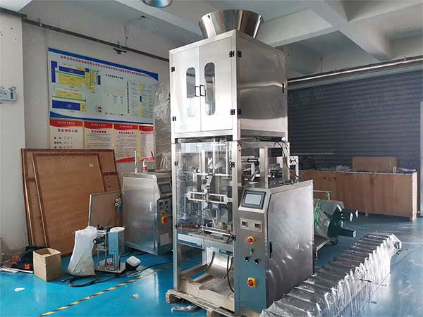 全套粉体自动欲漫涩下载流水线由螺杆计量机、真空上料机、成品输送机组成
